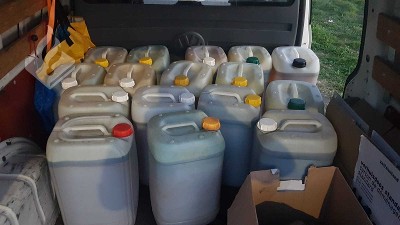 Drie aanhoudingen na vervoeren 400 liter drugsafval (foto: politie)