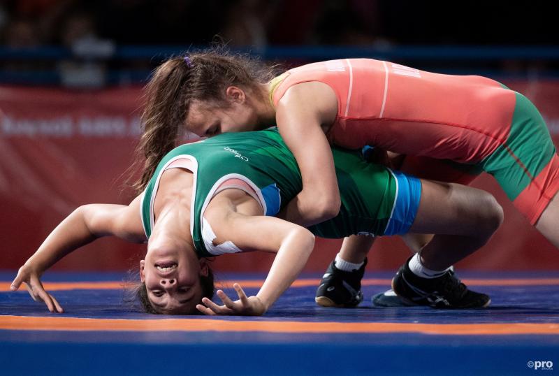 We zien hier Natallia Varakina en Zineb Ech-Chabki in actie op Jeugd Olympische Spelen, wat is hier allemaal gaande? (Pro Shots / Action Images)