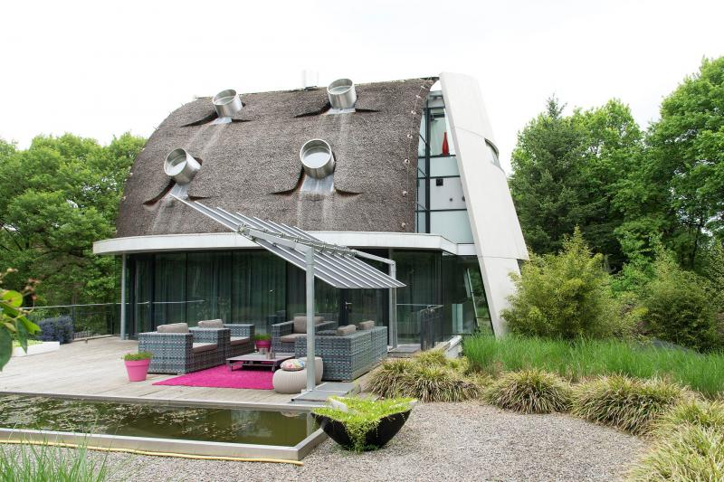Nogal futuristisch wonen in Beekbergen (Foto: Funda)