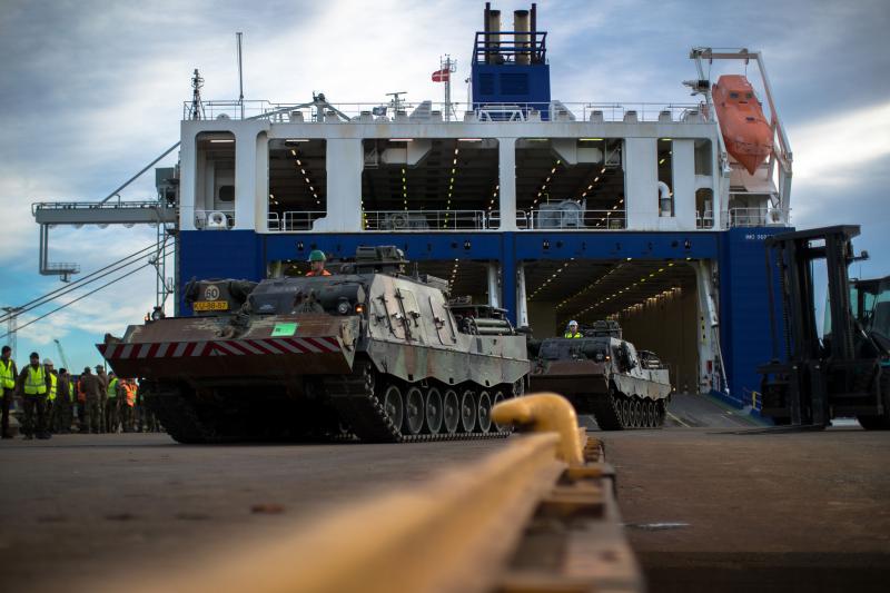 Leopard 2-bergingstanks rijden schip af in Noorse Frederikstad. (Foto: Ministerie van Defensie)