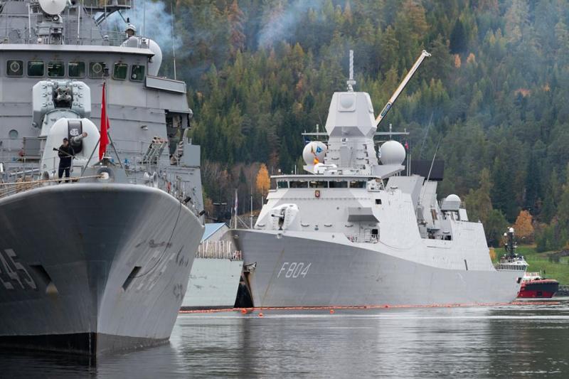 Zr. Ms. De Ruyter samen met andere marineschepen in de haven van Trondheim. (Foto: Ministerie van Defensie)