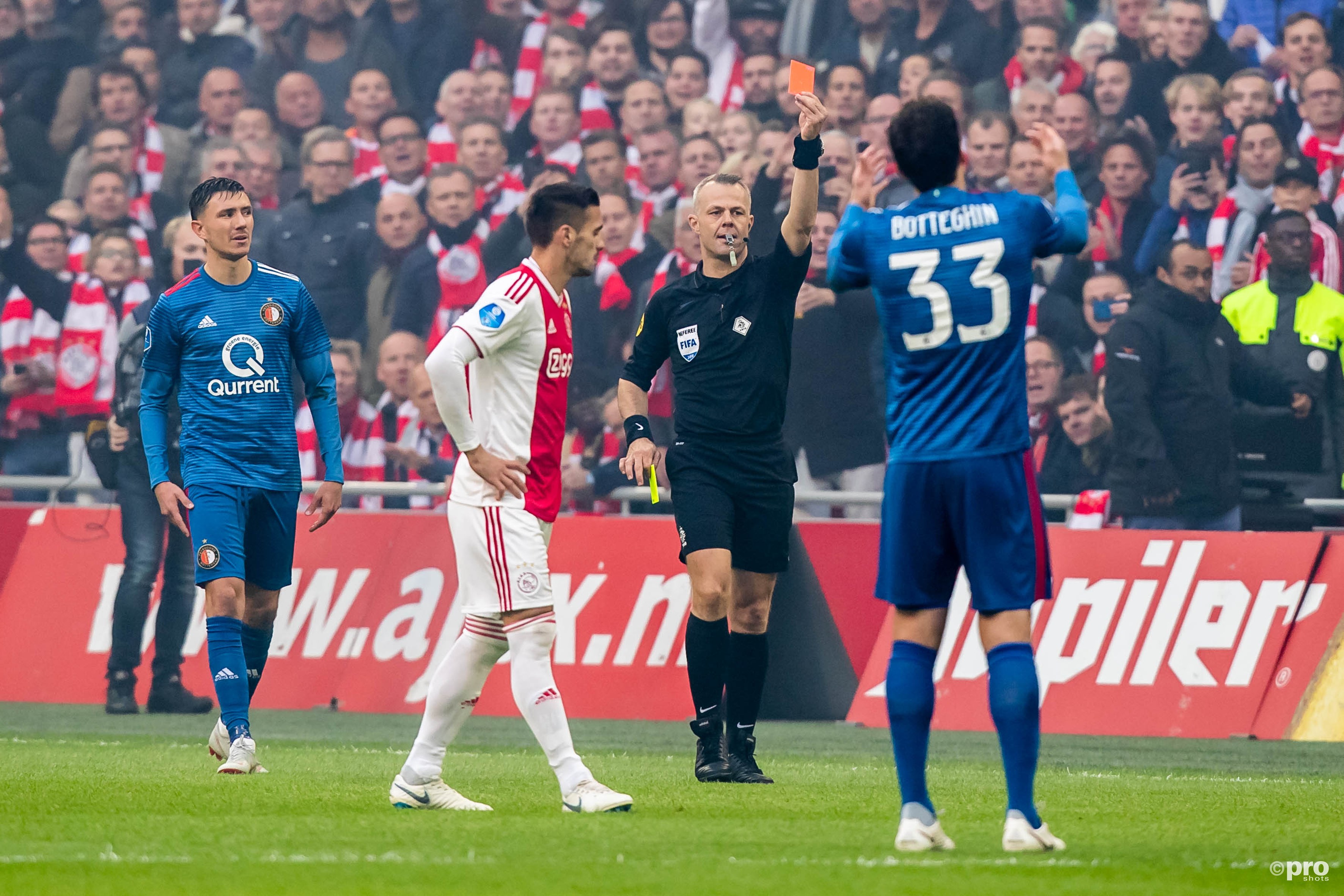 Jeremiah St Juste krijgt na vijf minuten de rode kaart van Kuipers. (PRO SHOTS/Kay Int Veen)