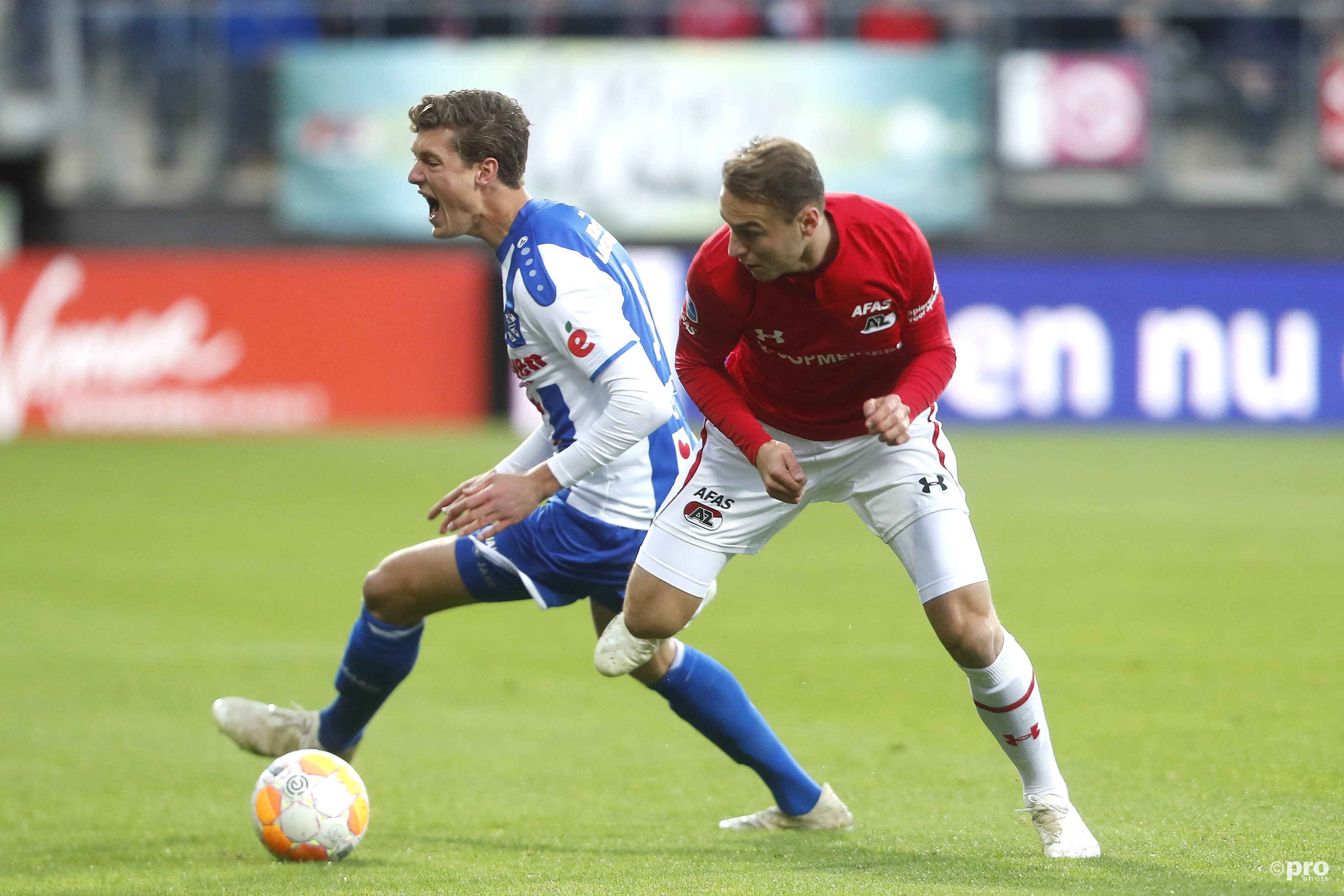 Sam Lammers (Hee) in duel met Teun Koopmeiners van AZ. (PRO SHOTS/Henk Jan Dijks)