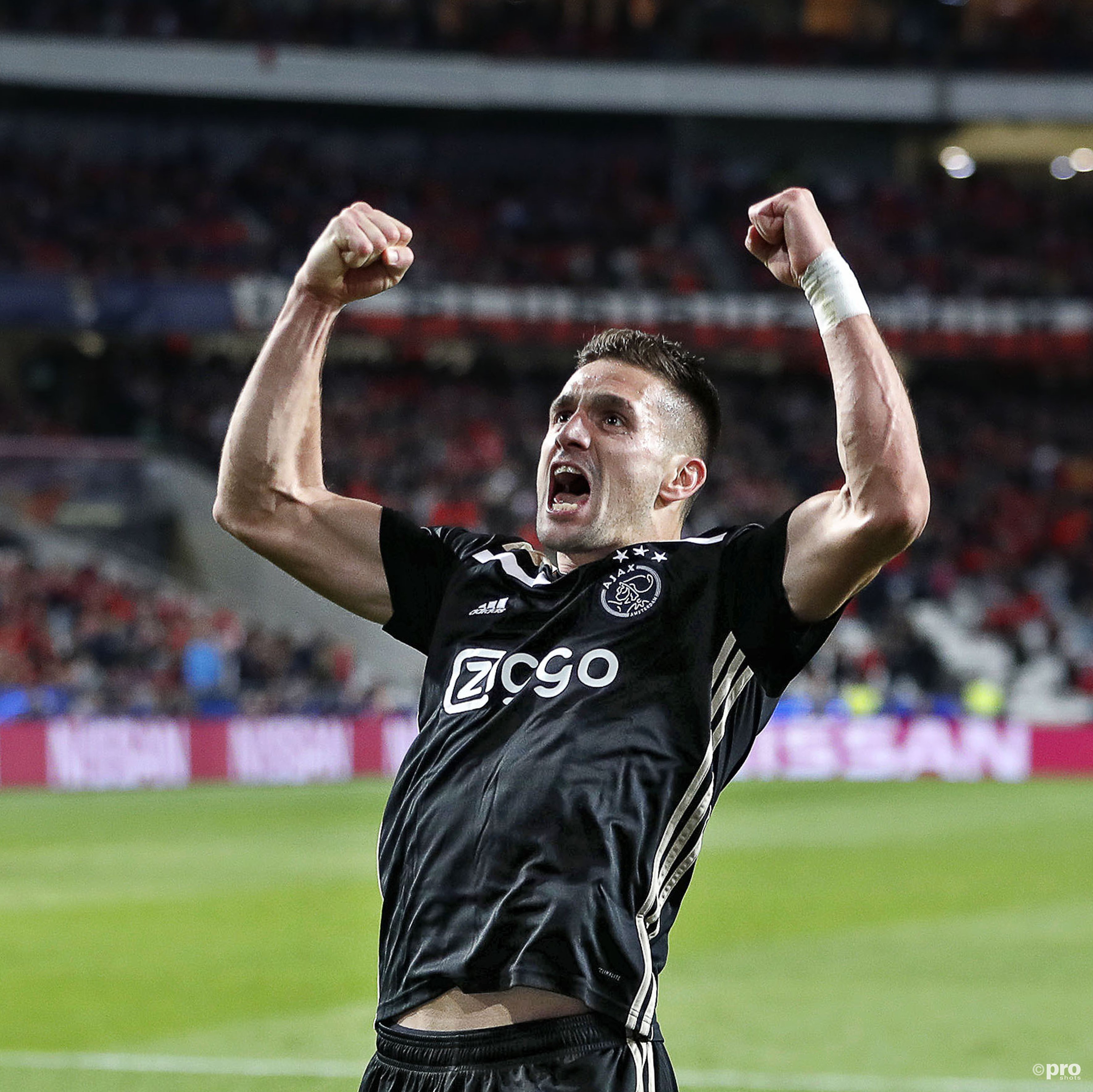 Dusan Tadic redt punt voor Ajax. (PRO SHOTS/Stanley Gontha)