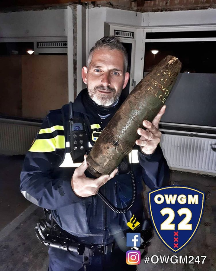 Bouwvakkers vinden bom uit WO II in achtertuin (Foto: Politie Oost Watergraafsmeer)