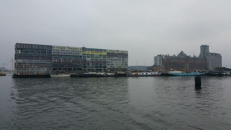 Tot yuppenwoningen omgebouwde graansilo's in Amsterdam  (Foto: Interpretatie)