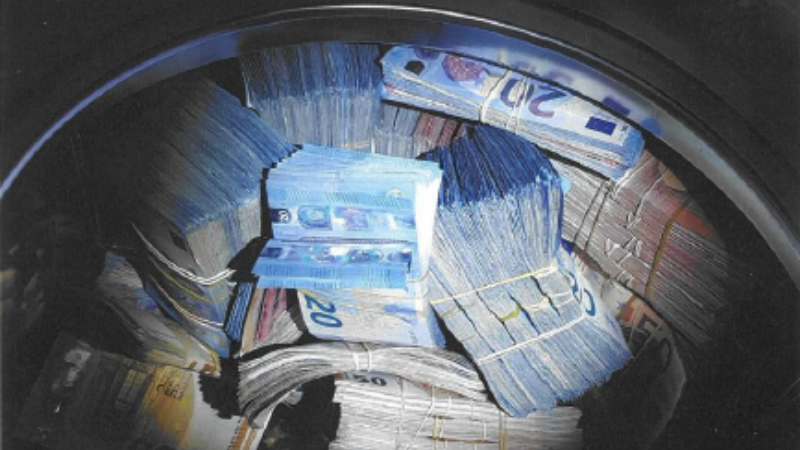 350.000 euro aangetroffen in wasmachine (Bron: Politie)