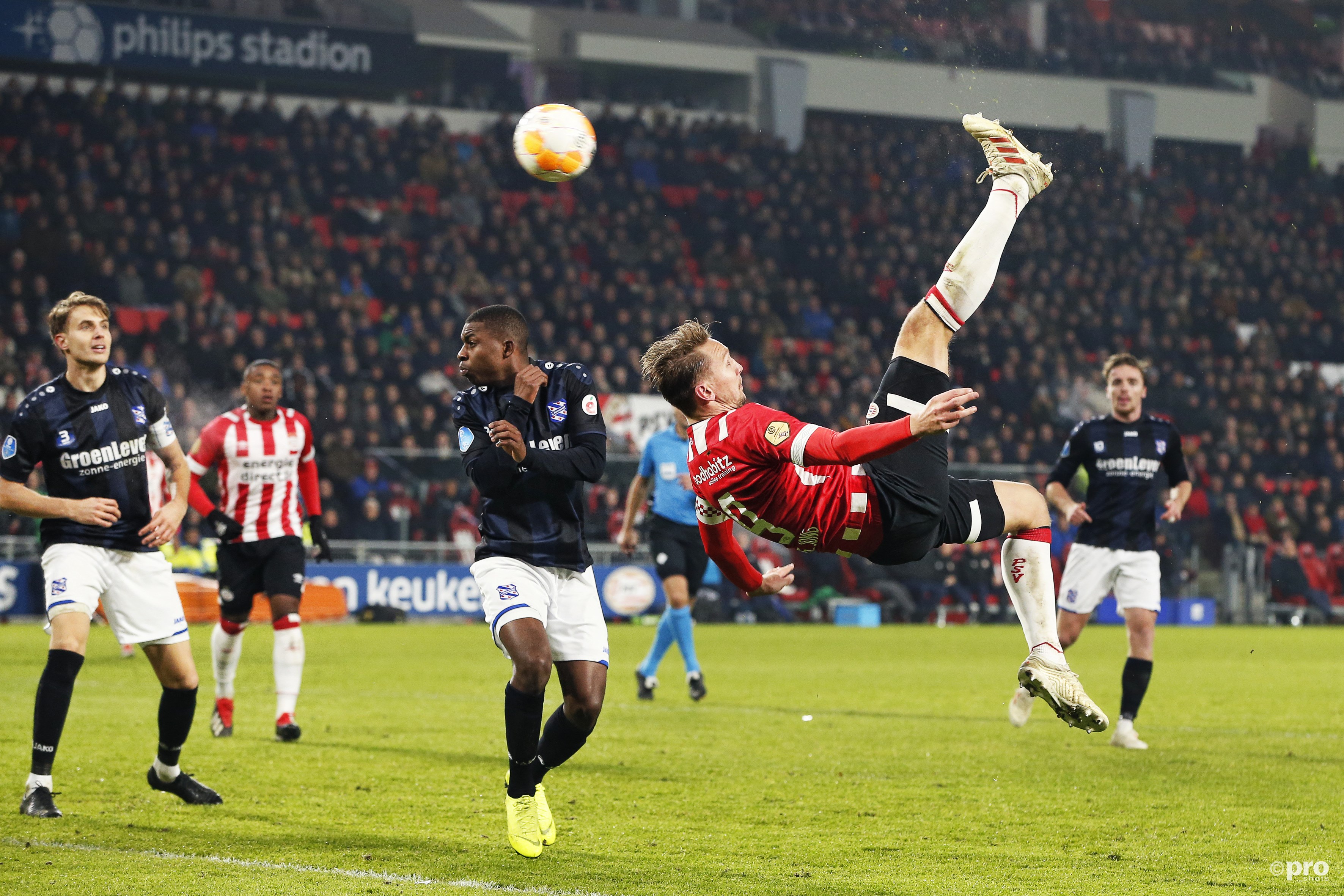 Luuk de Jong scoort op mooie wijze. (PRO SHOTS/Thomas Bakker)