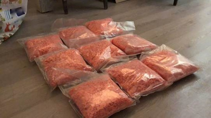 Vuurwapens, cash, drugs en 13 aanhoudingen in drugsonderzoek (Foto: Politie.nl)