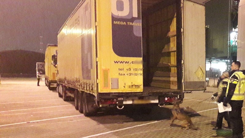 Politie haalt 11 Albanezen uit vrachtauto (Foto: Politie.nl)