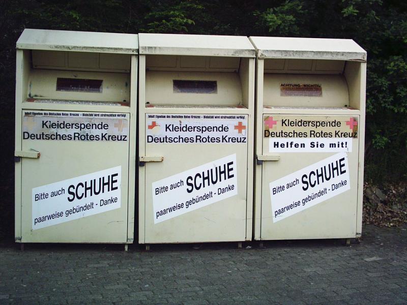 Willekeurige kledinginzamelcontainers van het Duitse Rode Kruis (Foto ter illustratie: Stefan Flöper / Wikimedia Commons)