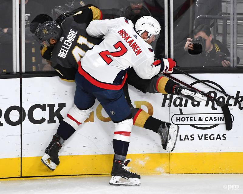 Washington Capitals-speler Matt Niskanen en Vegas Golden Knights-speler Pierre-Edouard Bellemare hebben een wat hardhandige ontmoeting, wat is een leuk onderschrift voor deze foto? (Pro Shots / Action Images)