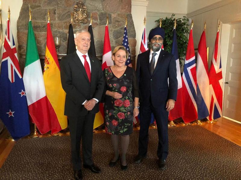 Vlnr: De defensieministers James Mattis, Ank Bijleveld-Schouten en Harjit Saijan. (Foto: Defensie)