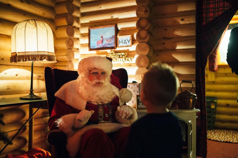 De Kerstman doet zijn intrede  (Foto: Maastricht Marketing - eighty8things)