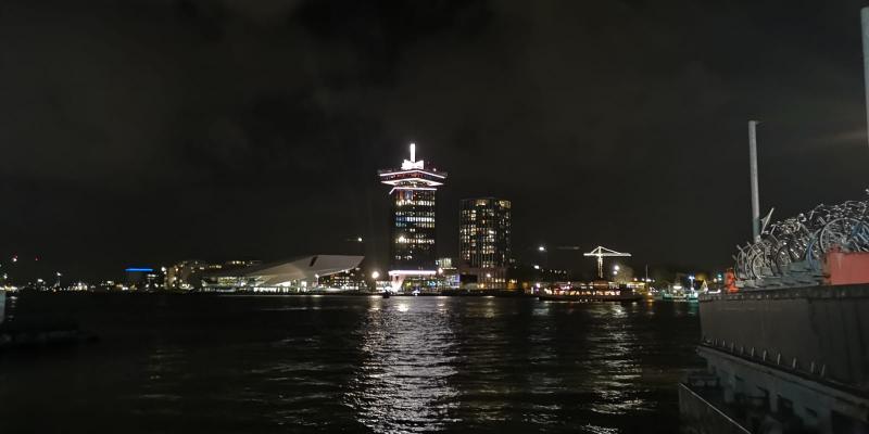 Het uitzicht wat ik vrijdagavond had toen ik Amsterdam CS uitliep (Foto: DJMO)