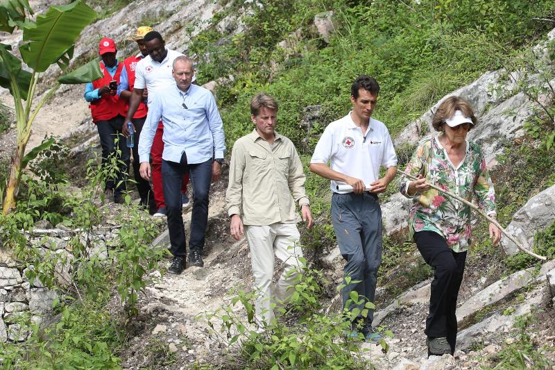 Prins Pieter-Christiaan, met zijn moeder op Haïti (Foto: Rode Kruis/Arie Kievit)