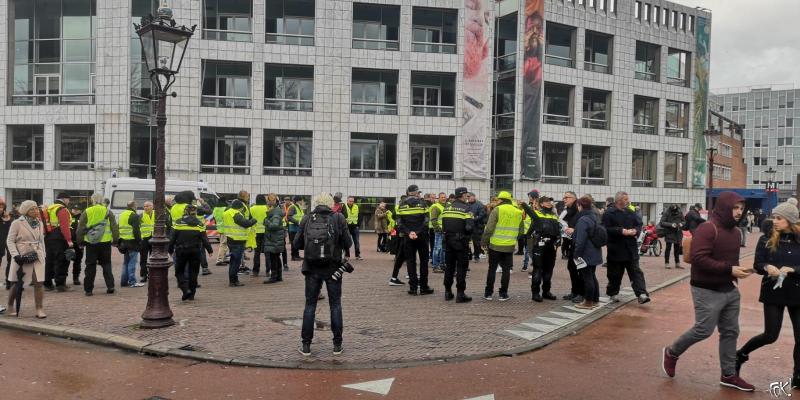 Gele Hesjes, rechts tussen de politieagenten een FvD hesje (Foto: FOK!)