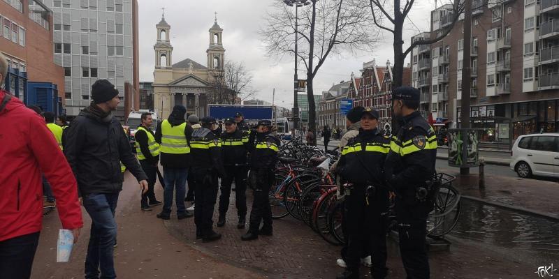 Gele hesjes in Amsterdam (Foto: FOK!)