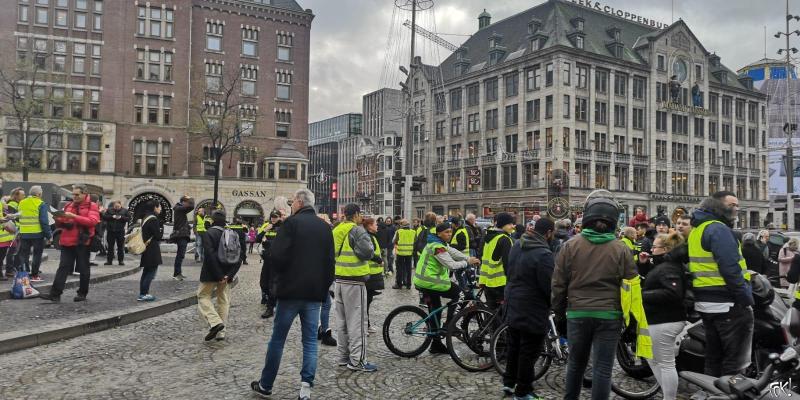 Gele hesjes op de Dam (Foto: FOK!)