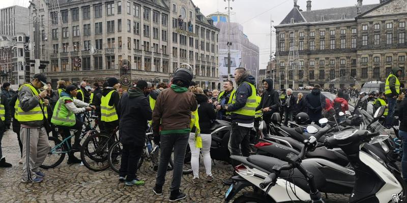 Gele hesjes op de Dam (Foto: FOK!)