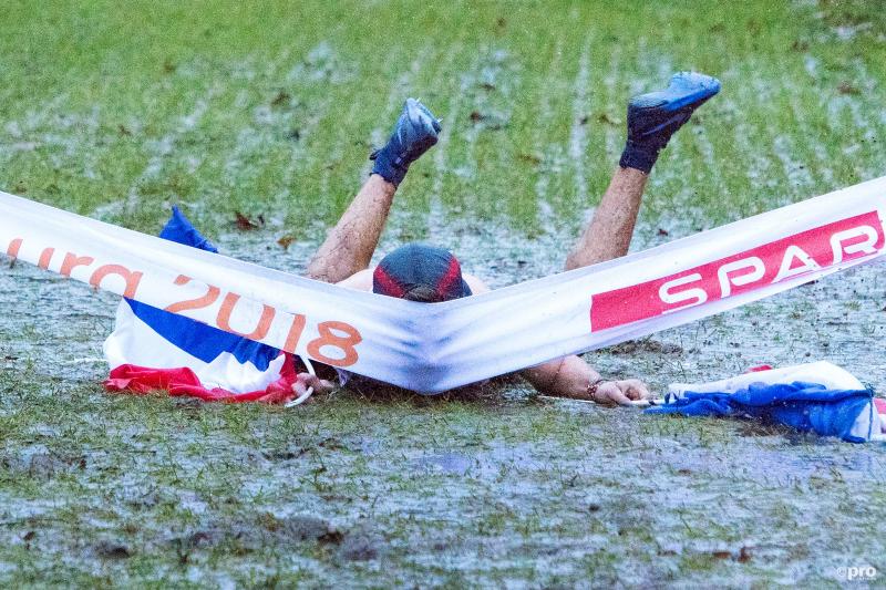 Jimmy Gressier finisht op een wel heel bijzondere manier tijdens het EK Cross Country in de Beekse Bergen. Wat is een leuk onderschrift bij de foto? (Pro Shots / Ankie Hogewind)