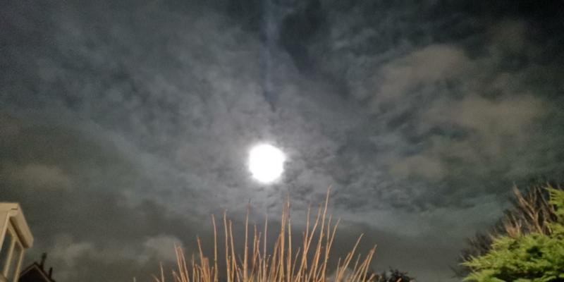 De maan in het donker (Foto: DJMO)