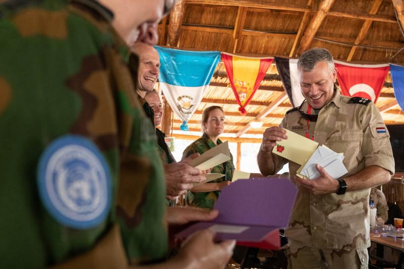 CDS iin vogelvlucht langs de kleine missies (foto: Defensie)