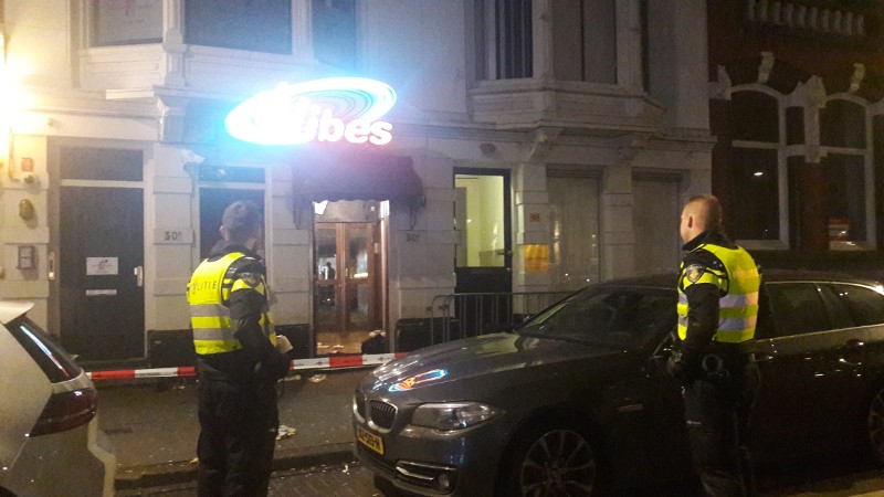 Politie: 'Wie heeft beelden van steekpartij Club Vibes?' (Foto Politie.nl)