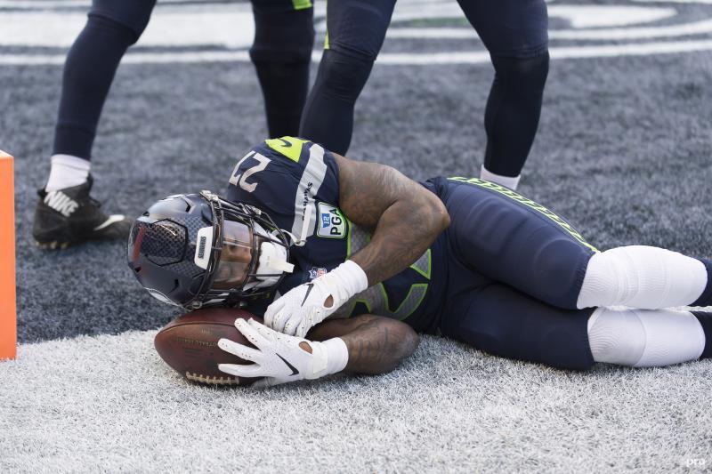 We troffen Seattle Seahawks-running back Mike Davis op deze opmerkelijke manier aan, wat is hier gaande? (Pro Shots / Action Images)