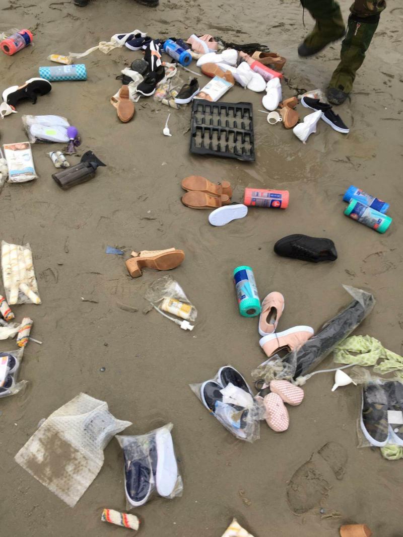 Het strand van Schiermonnikoog ligt bezaaid met rommel. (Foto: Ministerie van Defensie)