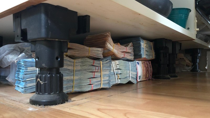 Zes ton cash onder keukenblok (Foto: Politie.nl)