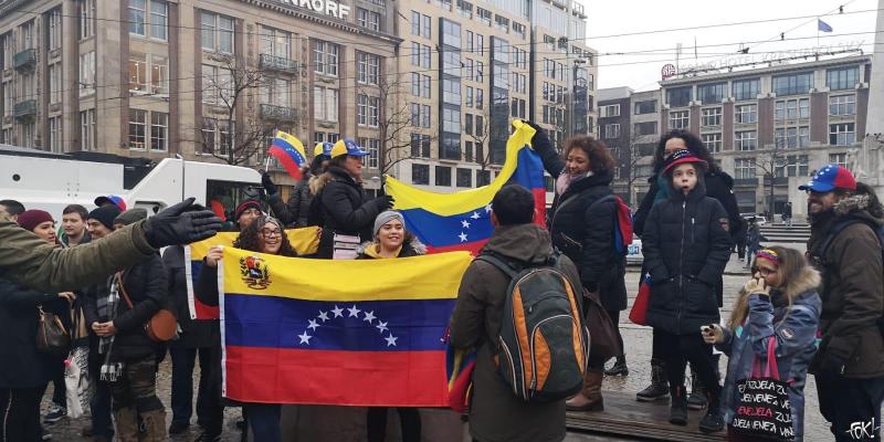 Demonstratie op de Dam tegen Maduro (Foto: FOK!)