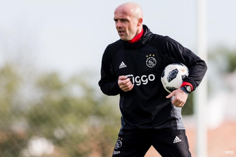 Buitenlandse topclub wil nu zelfs de assistent-trainer van Ajax kopen (Pro Shots / Erwin Spek)
