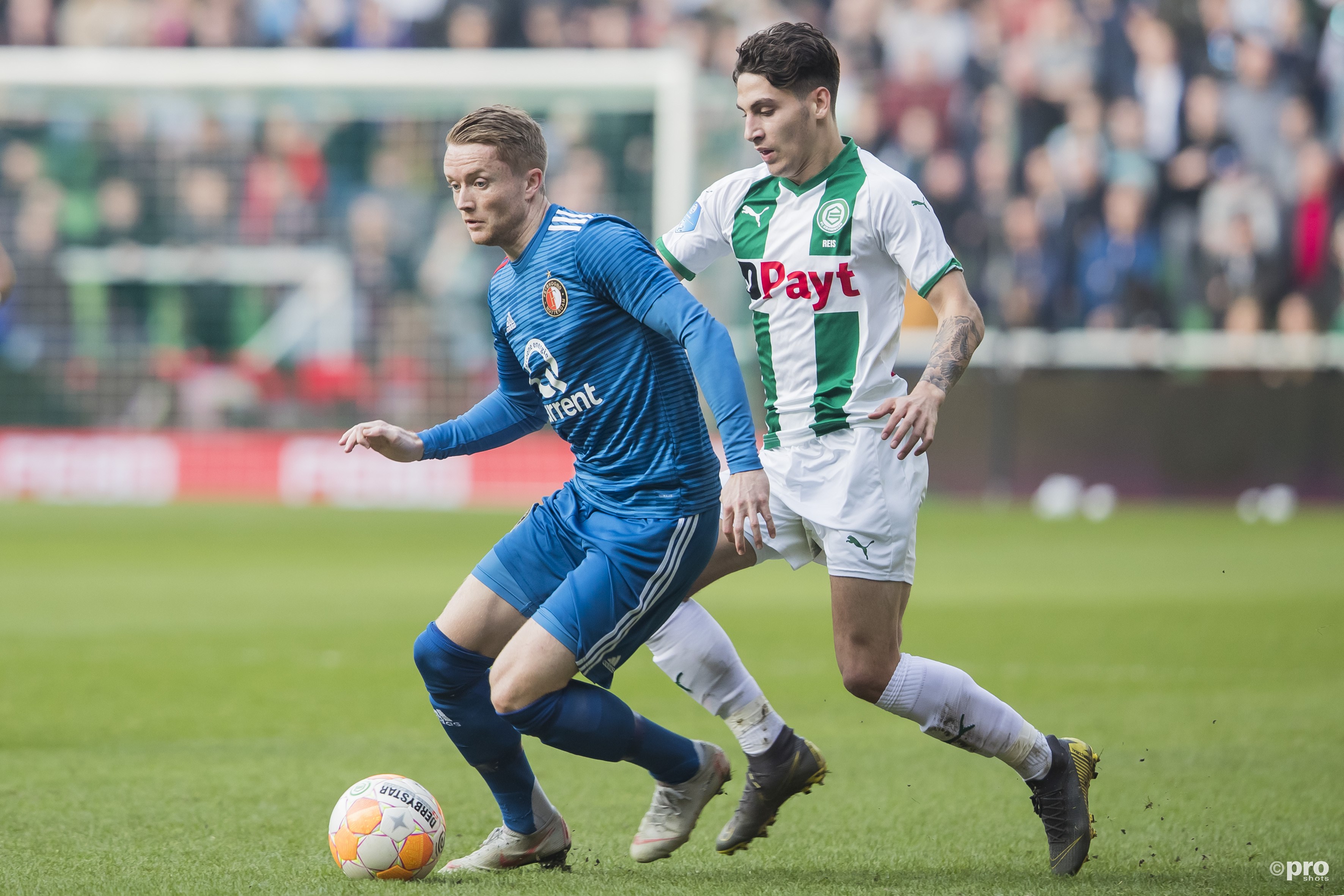  Sam Larsson (L) in duel met Ludovit Reis (r). (PRO SHOTS/Erik Pasman)