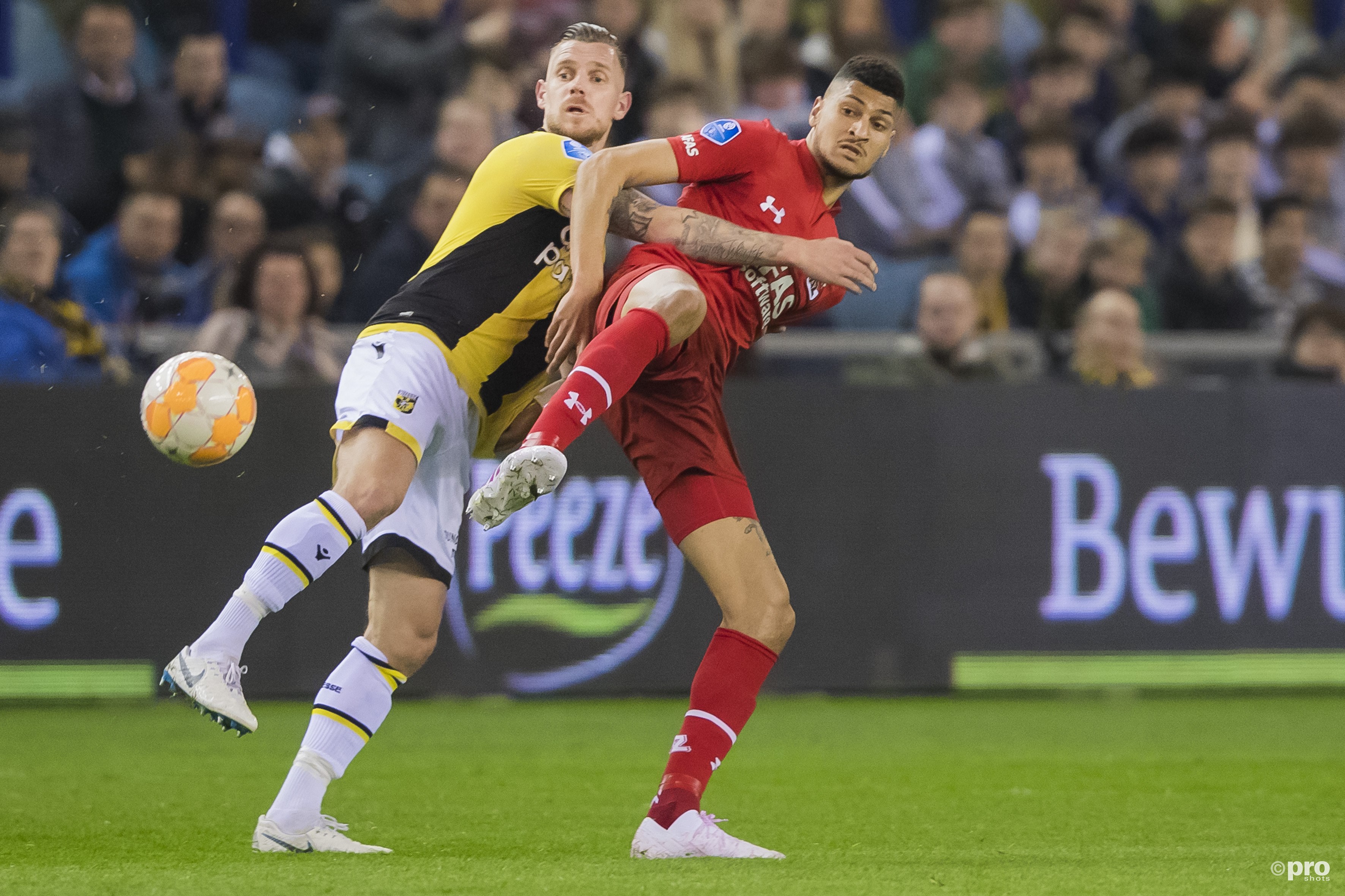 Maikel van der Werff in duel met Bjorn Johnsen. (PRO SHOTS/Erik Pasman)