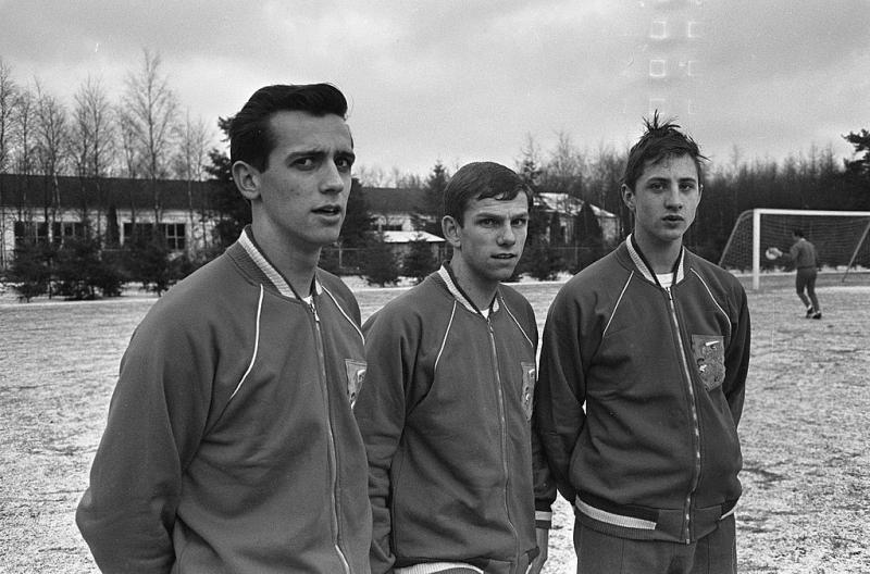 Training van het Nederlands Elftal op 12 januari 1966 met drie nieuwelingen, v.l.n.r Willy van der Kuylen, Willy Dullens en Johan Cruijff (WikiCommons/Eric Koch / Anefo)