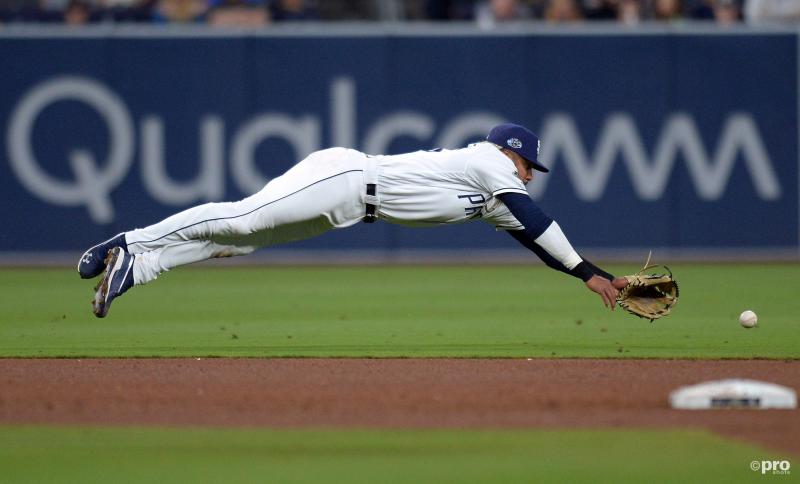 Fernando Tatis Jr. van San Diego Padres maakt deze prachtige snoekduik, wat is een leuk onderschrift bij deze foto? (Pro Shots / Action Images)