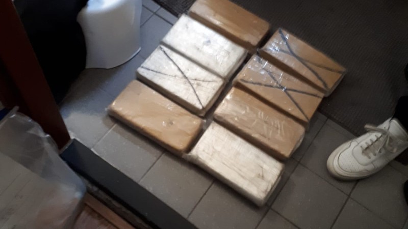 75 kg coke en honderdduizend euro: twee arrestaties (Foto: Politie)