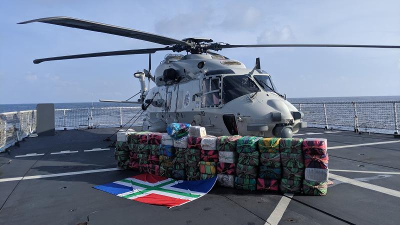 Marineschip Zr.Ms. Groningen onderschept ruim 1600 kilo cocaÃ¯ne (Foto: Defensie)