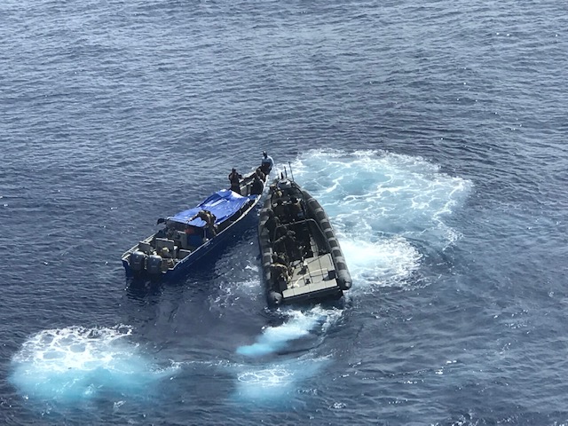 Marineschip Zr.Ms. Groningen onderschept ruim 1600 kilo cocaÃ¯ne (Foto: Defensie)