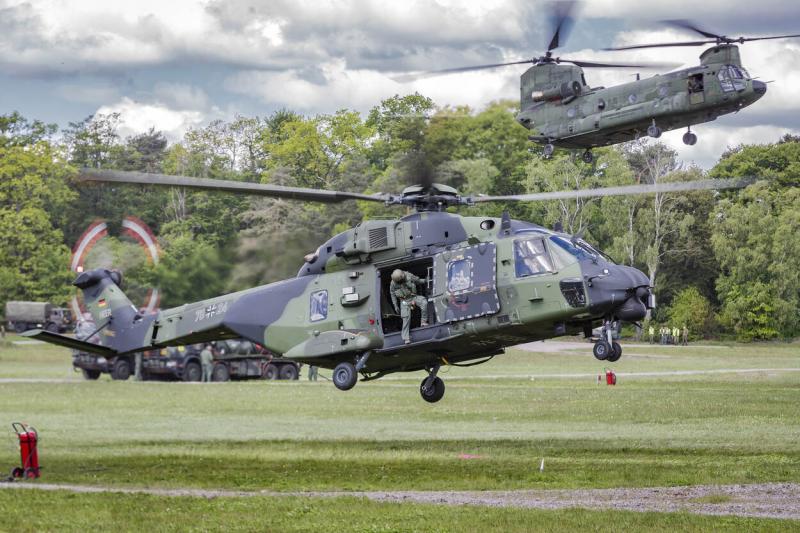 Een Duitse NH90, met op de achtergrond een Nederlandse Chinook. (Foto: Defensie)