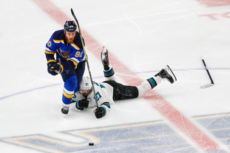 San Jose Sharks-right wing Joonas Donskoi (27) en St. Louis Blues-center Ryan O'Reilly (90) zijn op een bijzondere manier bezig tijdens de play offs van de NHL, wat is hier gaande? (Pro Shots / Action Images)