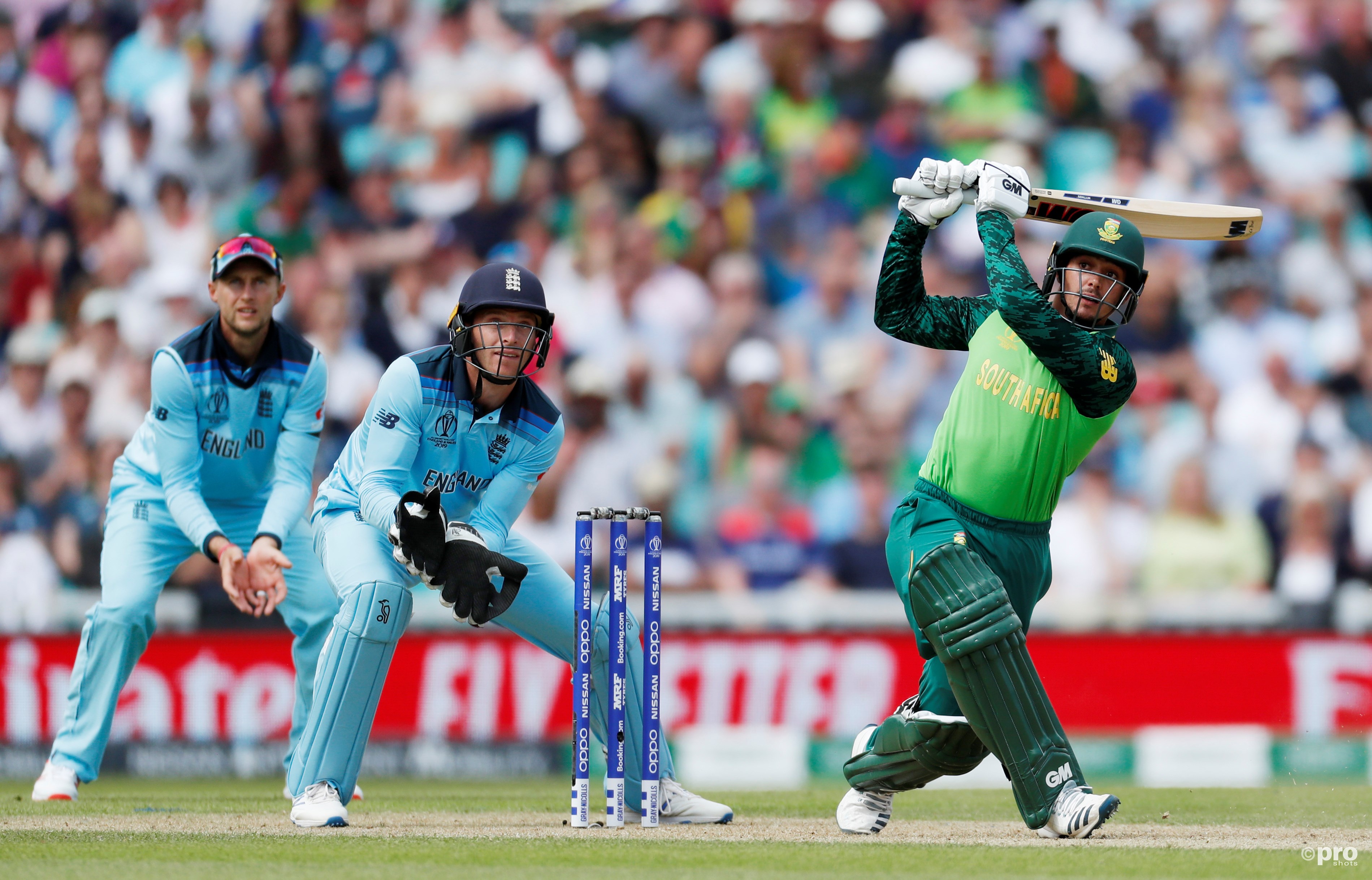 Zuid Afrika's Quinton de Kock slaat een zes. (PRO SHOTS/Action Images)