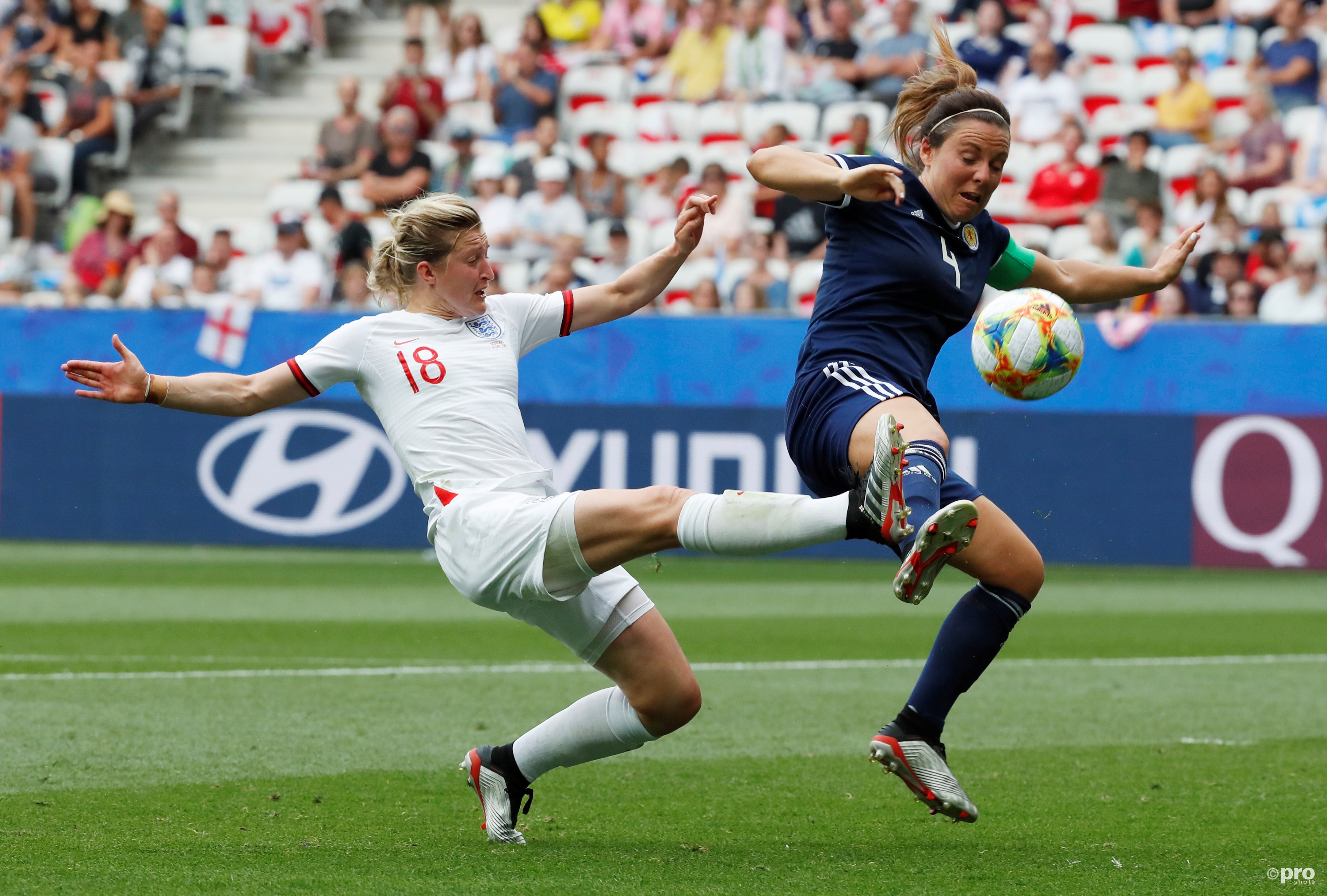 Ellen White (Engeland) in duel met de Schotse Rachel Corsie. (PRO SHOTS/Action Images)