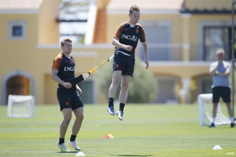 We zagen Matthijs de Ligt en Frenkie de Jong tijdens de training van het Nederlands elftal, wat is hier gaande? (Pro Shots / Niels Boersema)