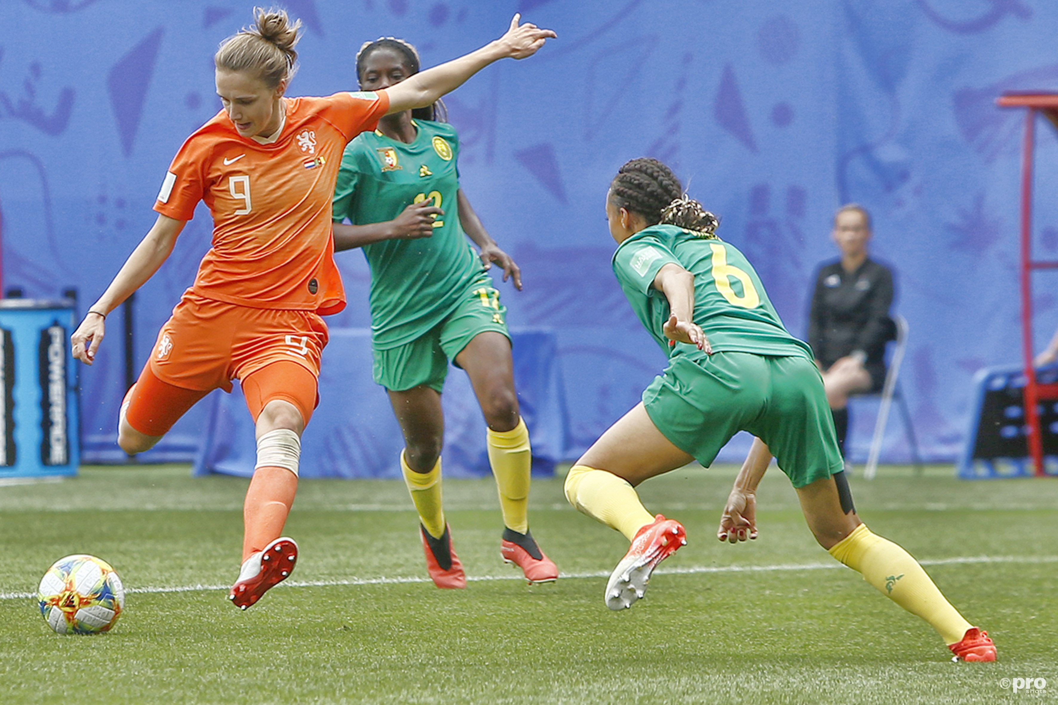 Voetbalsters naar achtste finales dankzij twee doelpunten van Miedema (Pro Shots / Remko Kool) 