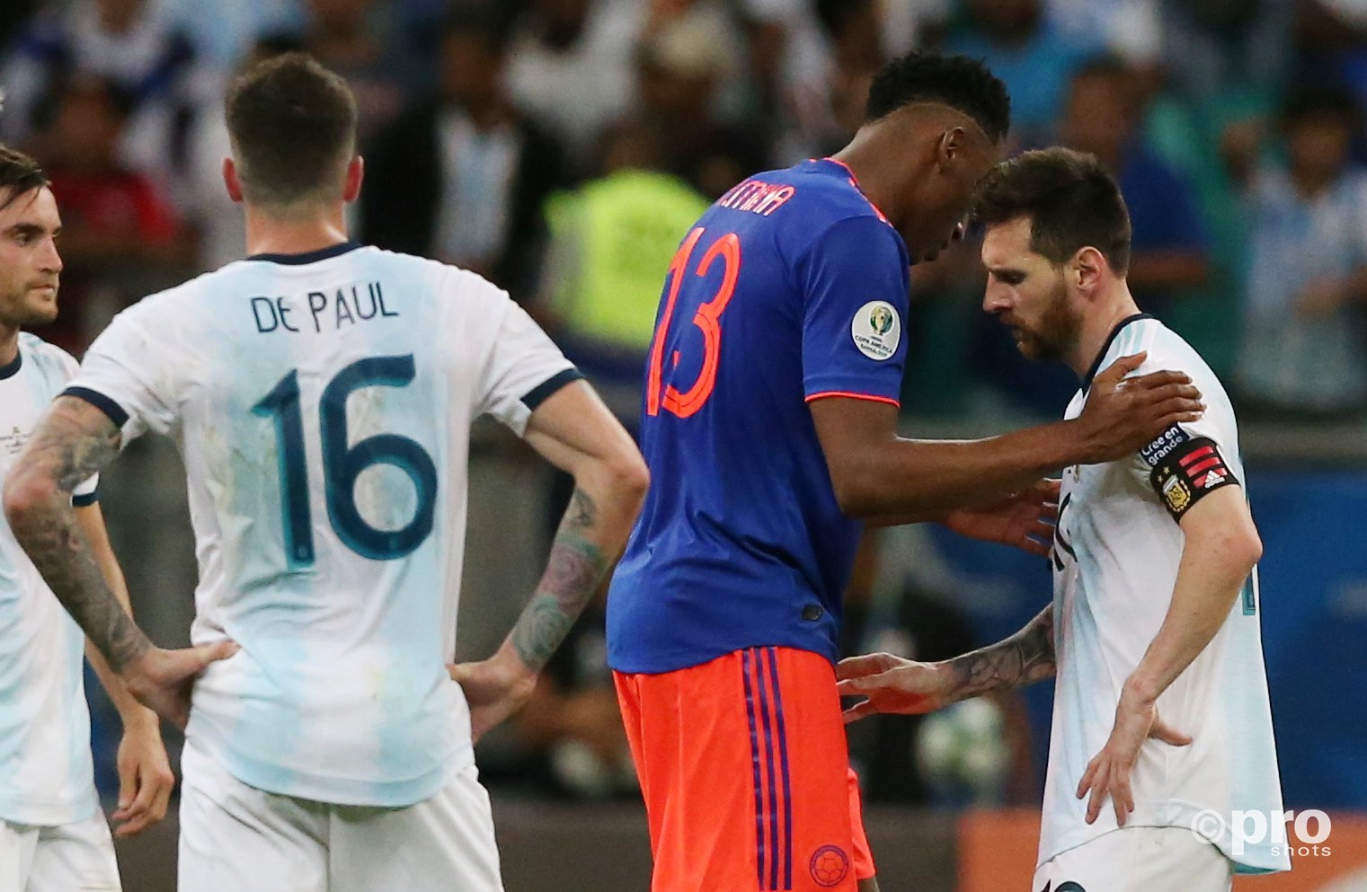 Yerry Mina probeert Messi nog een beetje op te vrolijken. (PRO SHOTS/Action Images)