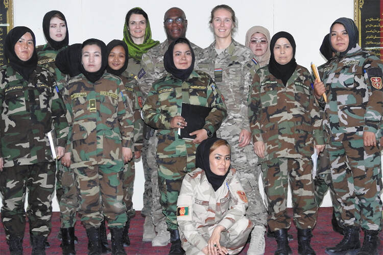 Nieuw lesprogramma Afghaanse legervrouwen door genderadviseur (Foto: Defensie)