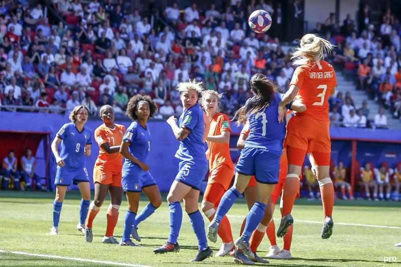 Van der Gragt kopte de 0-2 binnen bij de historische overwinning (Foto: Pro Shots/Remko Kool)