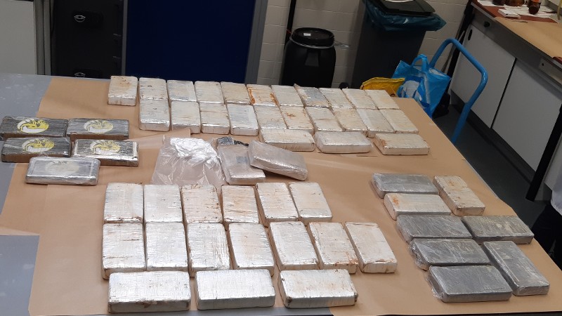 50 kg drugs, 1 miljoen en vuurwapen in beslag genomen (Foto: Politie Rotterdam)